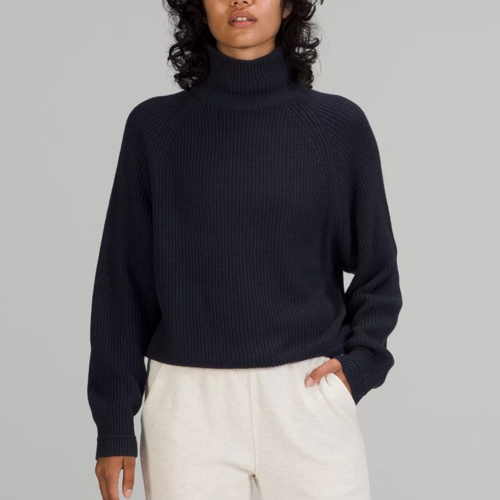 Lululemon ribbed turtleneck sweater in black size‎ 4